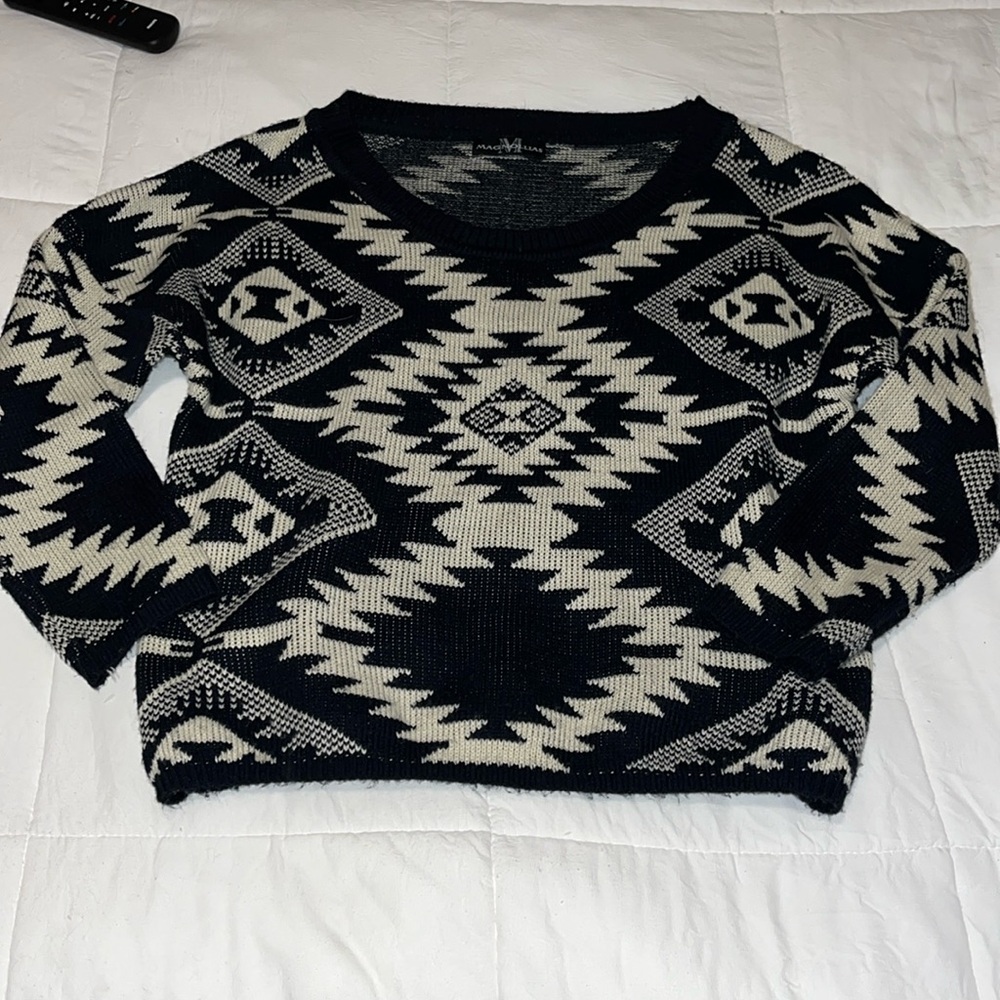 Magnolias sweater blue and cream Aztec design size Medium EUC!